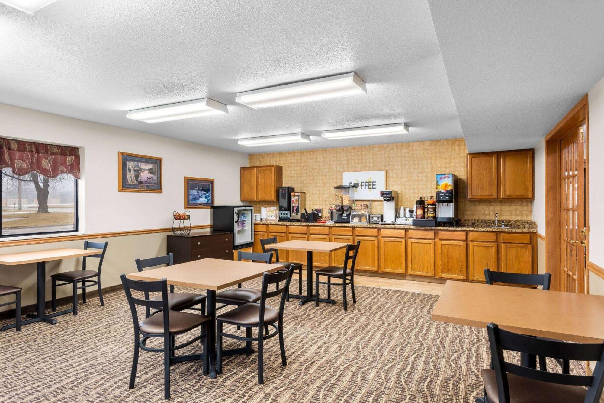 Super 8 By Wyndham Oelwein Hotel Exterior photo